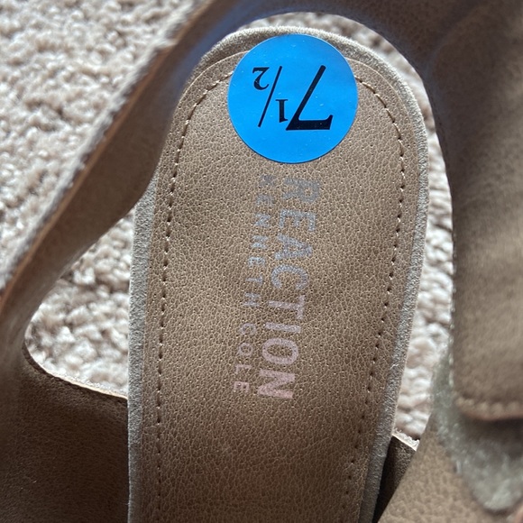Kenneth Cole Reaction tan heels - Picture 4 of 5